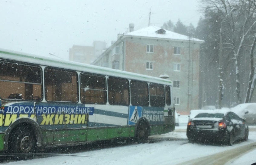 Автобус и "Ситроен" столкнулись на проспекте Ленина