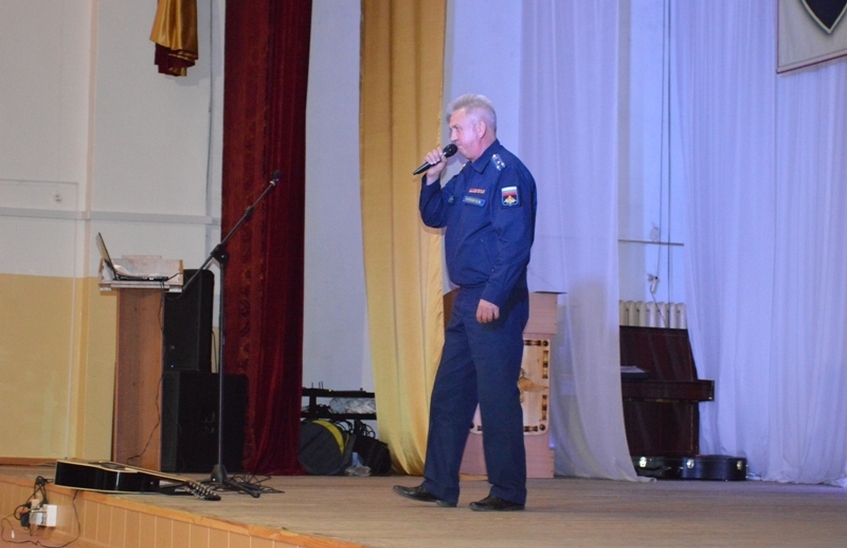 Полковник Михаил Калинкин спел в Сарове в рамках благотворительной акции