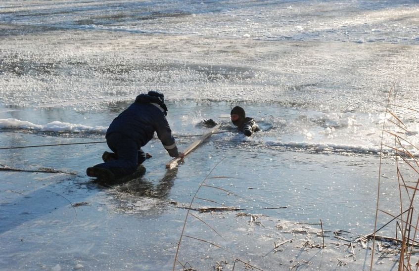 Трое мужчин провалились под лед недалеко от Дивеева