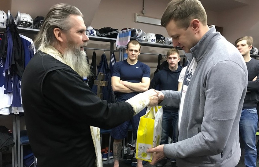 В раздевалке ХК "Саров" отслужили молебен накануне домашних игр