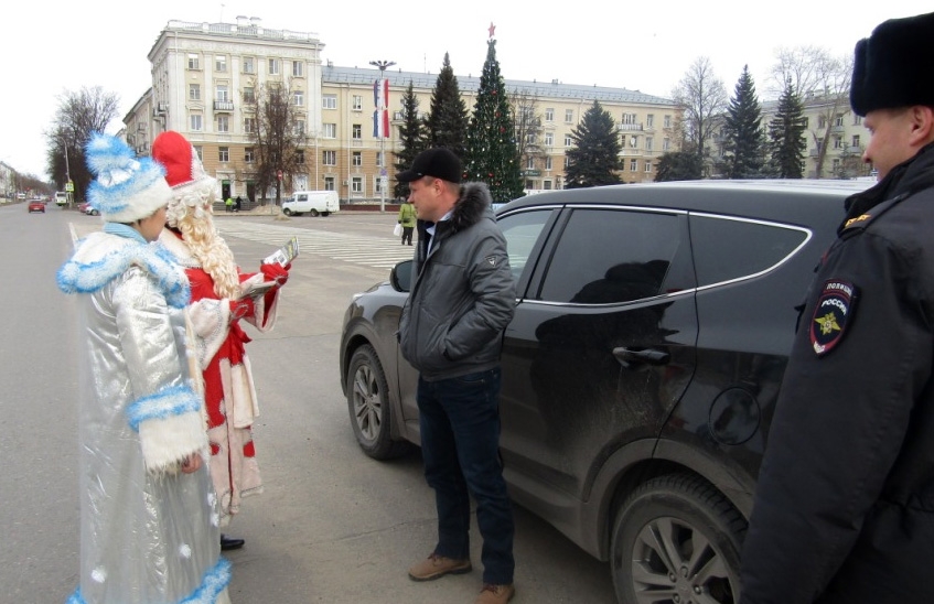 Автомобилистов Сарова с Новым годом поздравили полицейский Дед Мороз и Снегурочка