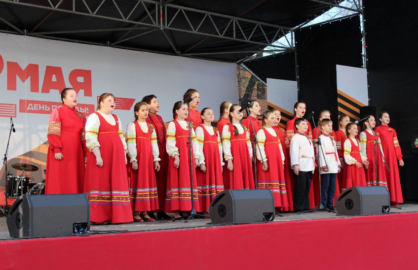Ансамбль «Горница» впервые спел на праздничном концерте в Нижнем Новгороде