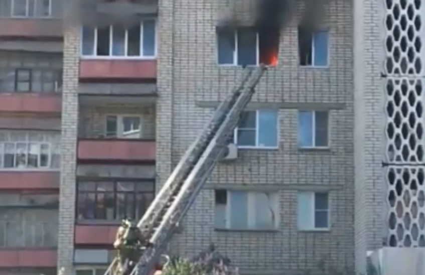 На улице Курчатова произошел пожар (ВИДЕО)