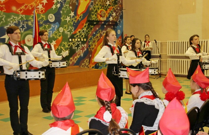 Юные барабанщики, горнисты и знаменосцы состязались во Дворце детского творчества (ВИДЕО)