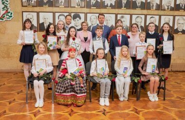 15 юных саровчан получили награды городской администрации