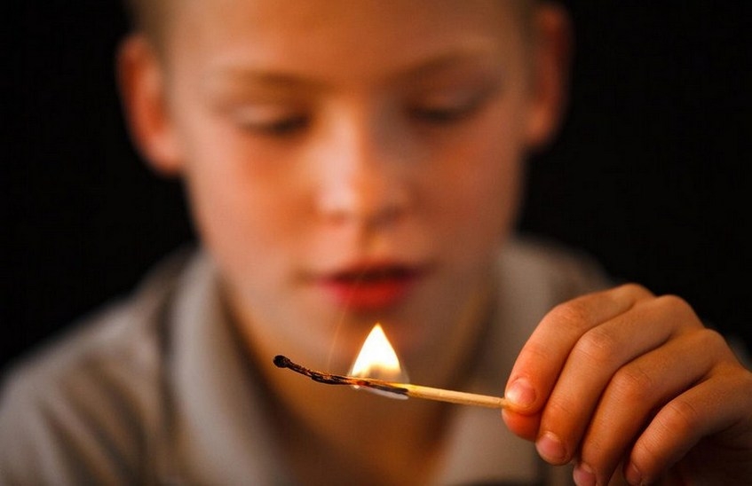 Игры детей с огнем могут стать причиной пожара