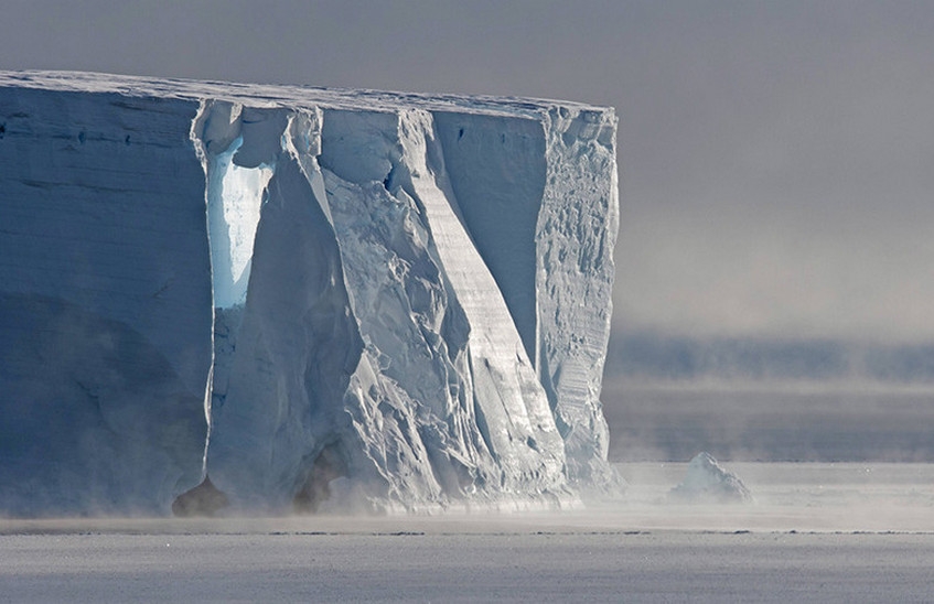 Айсберг весом 1 трлн тонн откололся от Антарктиды