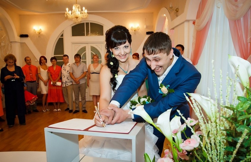 Вступать в брак следует не позднее 27 лет, считают россияне (ОПРОС)