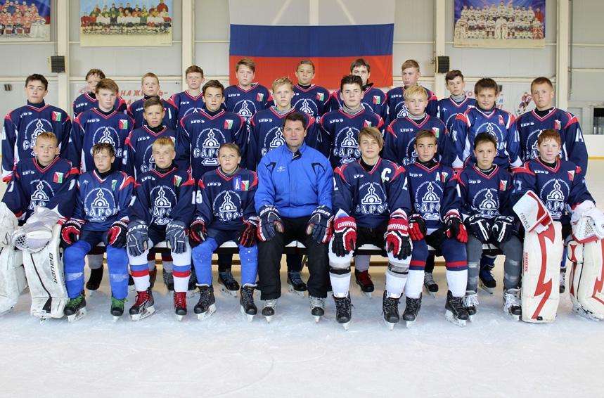 Хоккейная команда «Саров-2003» празднует победу