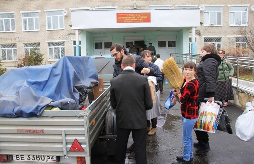 Волонтеры готовятся к поездке в детский дом