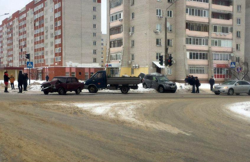 На перекрестке улиц Московской и Курчатова столкнулись два автомобиля (ВИДЕО)