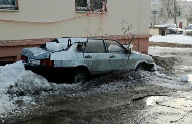 Ледяная глыба раздавила автомобиль на улице Куйбышева