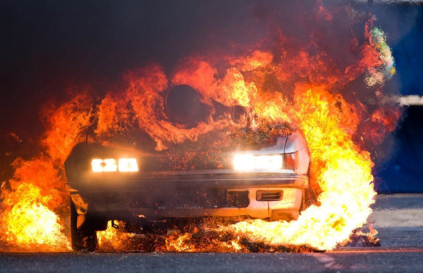 Автомобиль сгорел на улице Московской в Сарове