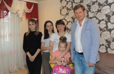 Александр Морозов сделал подарок первокласснице к Дню знаний