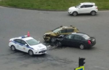 Две машины в лоб столкнулись на пересечении улиц Курчатова и Московская (ВИДЕО)