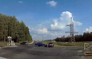 «Шестерка» врезалась в «Ладу Гранта» на Малой Коммунальной дороге (ВИДЕО)