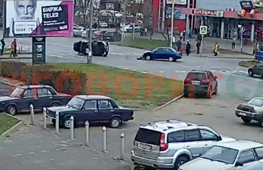 Машина перевернулась на улице Московской в результате ДТП (ВИДЕО)