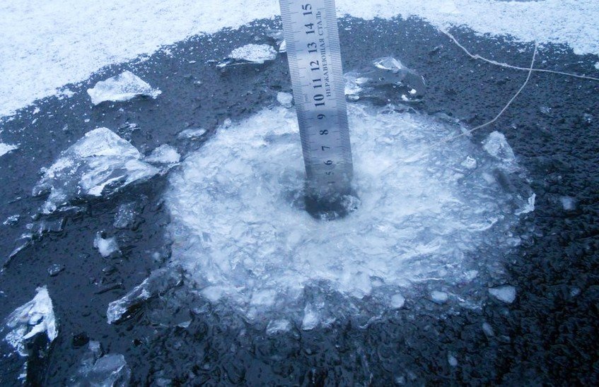 Лед на пруду Боровом и в Сатисе промерз до 16-17 см