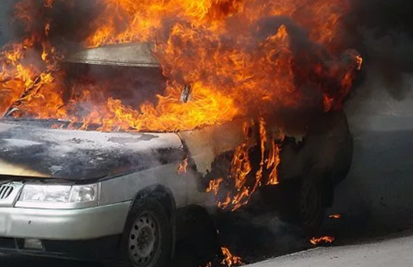 Фонарный столб и автомобиль ВАЗ горели в Сарове на минувшей неделе