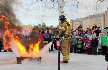 Пожарные показали саровчанам спецтехнику