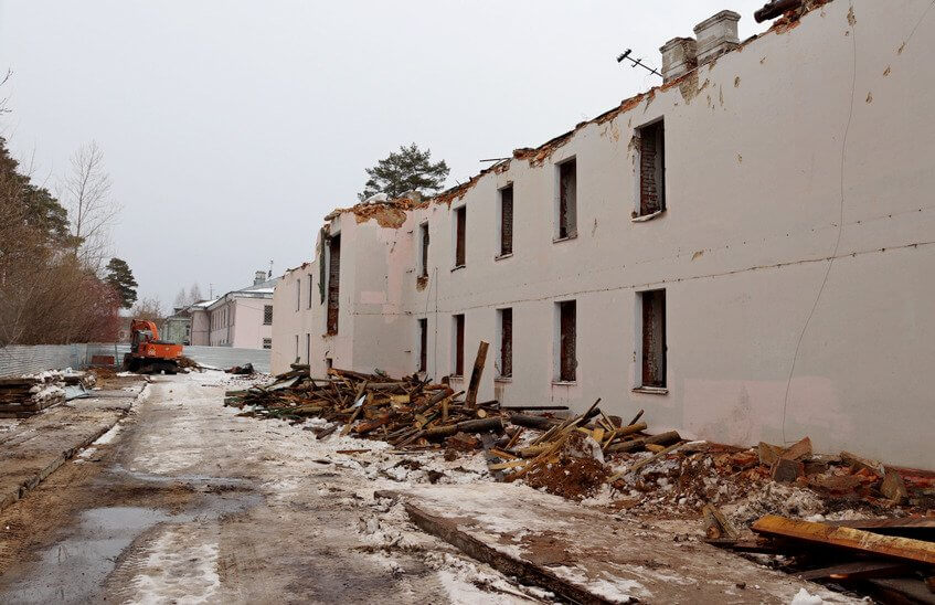 Строители сносят общежитие на улице Зернова