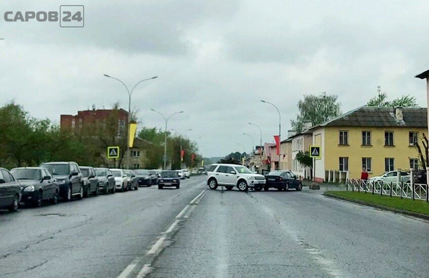 Land Rover и Opel столкнулись на улице Зернова