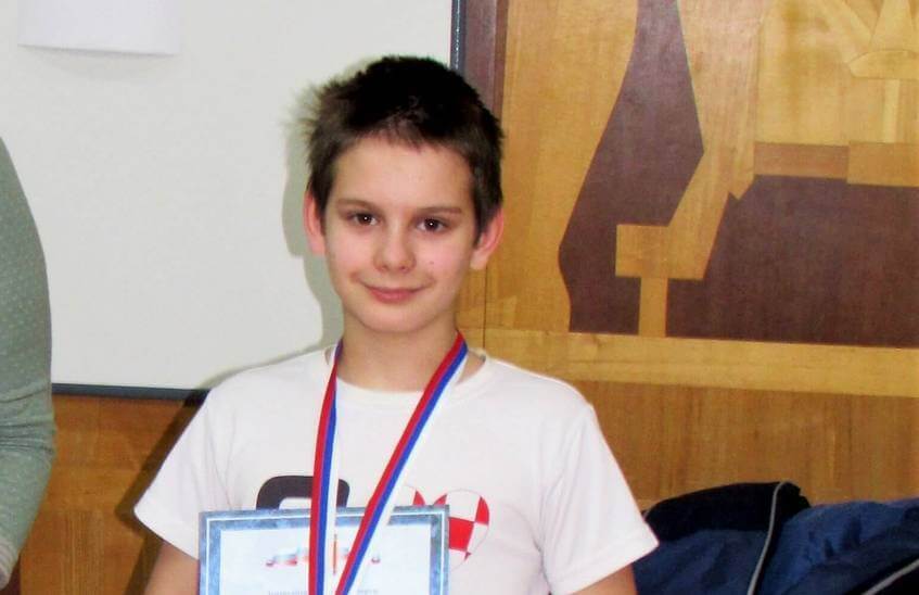 Михаил Ковалев завоевал серебро во всероссийском онлайн-турнире по шашкам