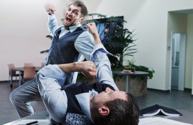 Двое мужчин подрались на работе (ВИДЕО)