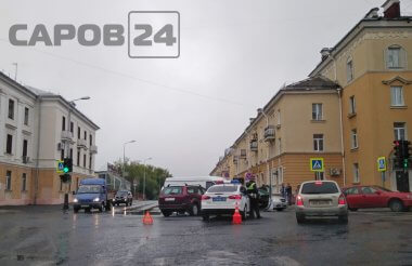 «Форд» и газель не поделили дорогу у стоматологической поликлиники