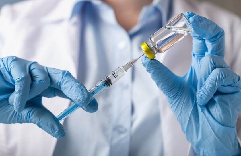 Глава Минздрава сообщил о жалобах у привитых вакциной от COVID-19 добровольцев