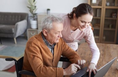 Правительство расширило правила поддержки ухаживающих за инвалидами