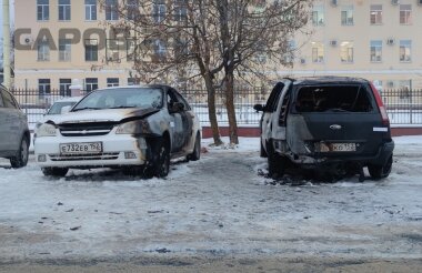 Две машины сгорели на Варламовской дороге