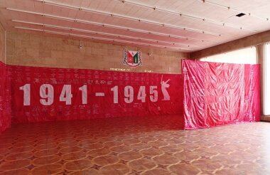 Полотно Победы разместили в здании администрации города