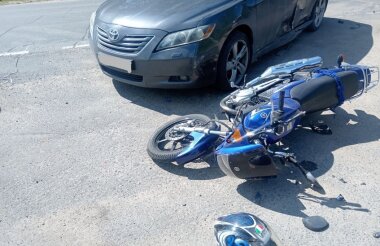 «Тойота» и мотоцикл столкнулись на Варламовской дороге