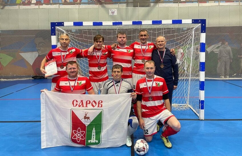 Саровские ветераны прошли в финал областных соревнований по мини-футболу