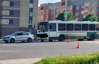 Автобус врезался в «Фольксваген» на улице Зернова (ВИДЕО)