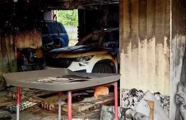 Skoda вспыхнула на улице Зернова