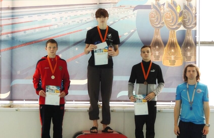 Артём Фролов выиграл два серебра на Кубке области по плаванию