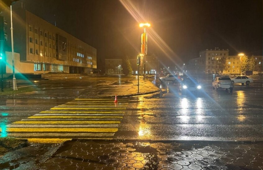 Автомобиль сбил пешехода на площади Ленина