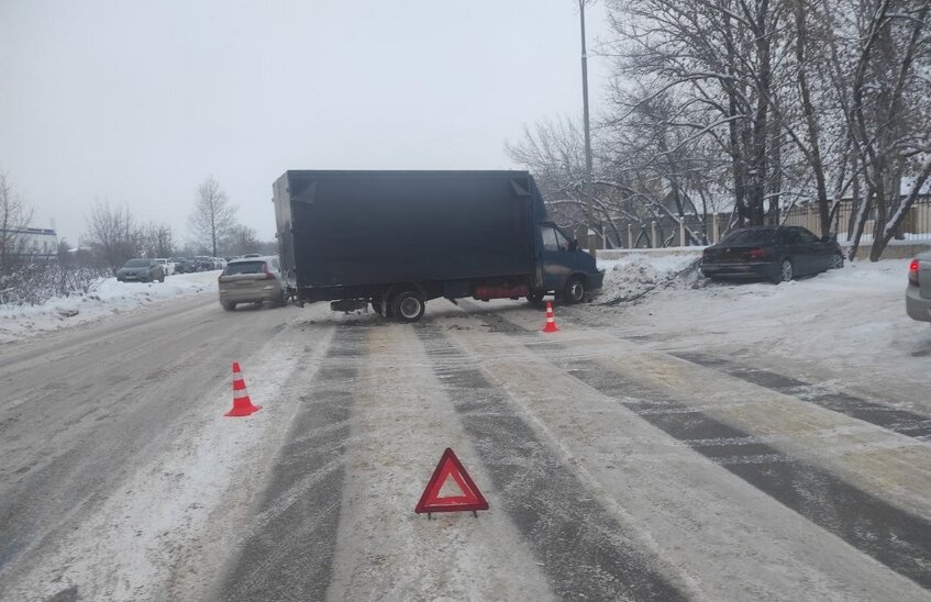 Водитель грузовой газели не уступил дорогу БМВ