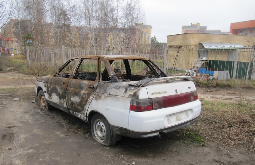 Два брошенных автомобиля могут отравиться в утиль
