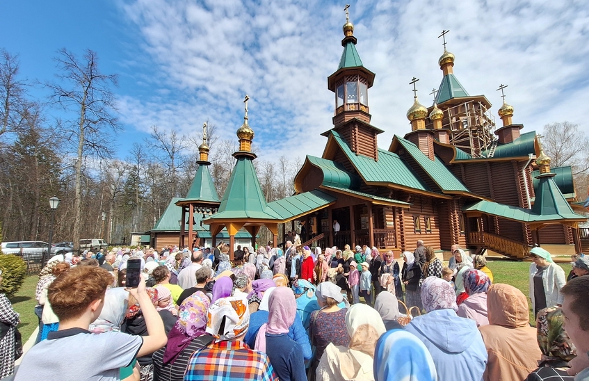 Пасхальные богослужения начнутся в саровских храмах 11 апреля в 23:30