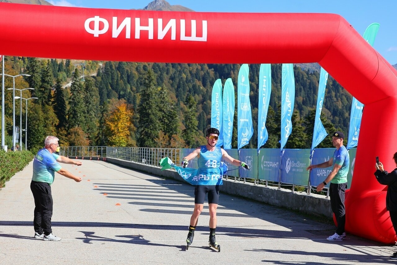 Саровские спортсмены стали победителями уникальной гонки на лыжероллерах по серпантину в Сочи